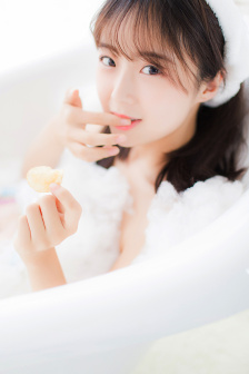 过来趴下