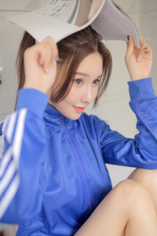 男生很突然的摸了我的脸一